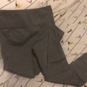 High-Waisted Seamless Dot Capri